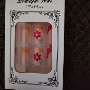 NEW IN BOX 24 PIECE FAKE ARTIFICAL NAILS KIT